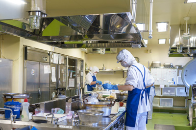 写真：給食調理の様子