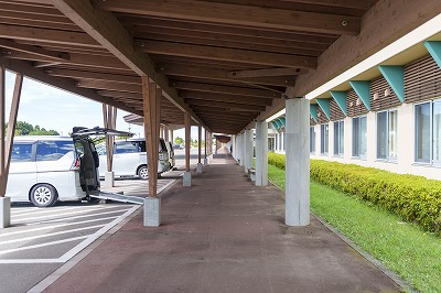 写真：屋根付き車椅子駐車場