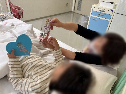 写真:手術前に遊びを提供する様子1