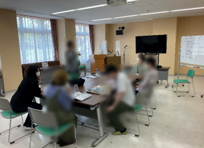 写真:アニメクラブでのフリートークの様子