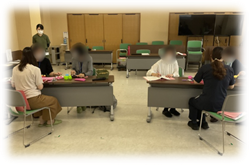 写真：CARE認定ワークショップで親役、子役に分かれてかかわり方の練習をしている人たちの写真