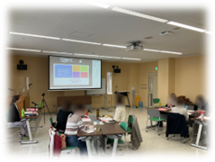 写真：CARE認定ワークショップで講義を聞く人たちの写真