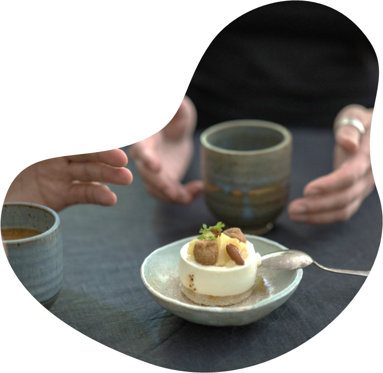 画像：コーヒーを飲みながら話す人の写真