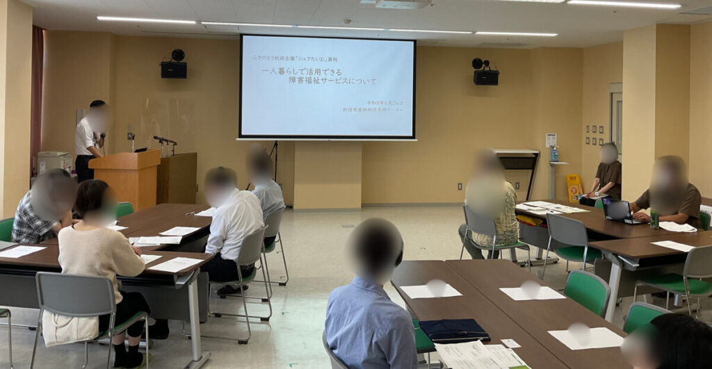 写真:当事者交流の時間シェアたいむにて資料の説明を聞く参加者
